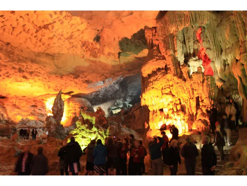 Cueva Sung Sot en la Bahía de Halong, iluminada una de las atracciones naturales más visitadas de Vietnam