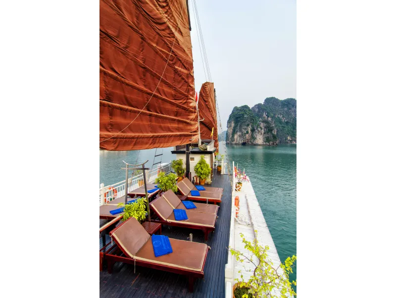 Crucero de lujo con velas marrones en la Bahía de Halong, Vietnam