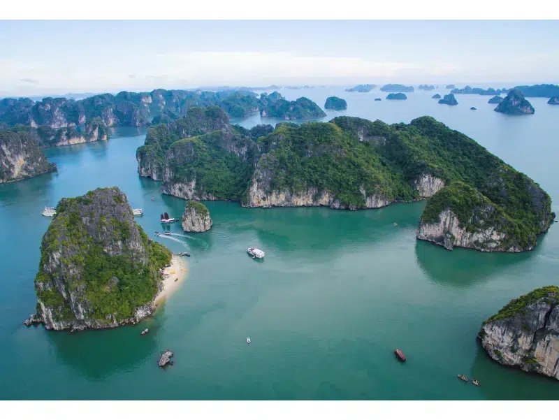Islas rocosas y aguas esmeralda en la Bahía de Halong desde el aire