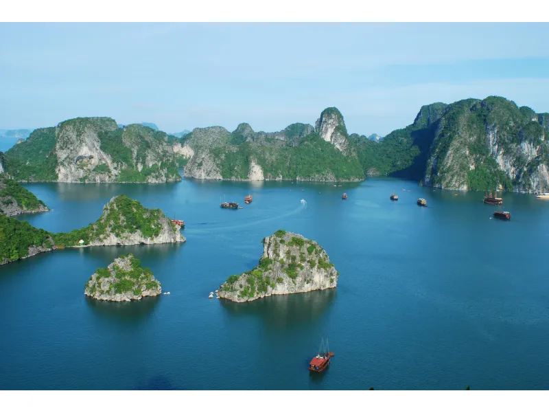 Paisaje natural con formaciones kársticas y mar azul en Halong, Vietnam