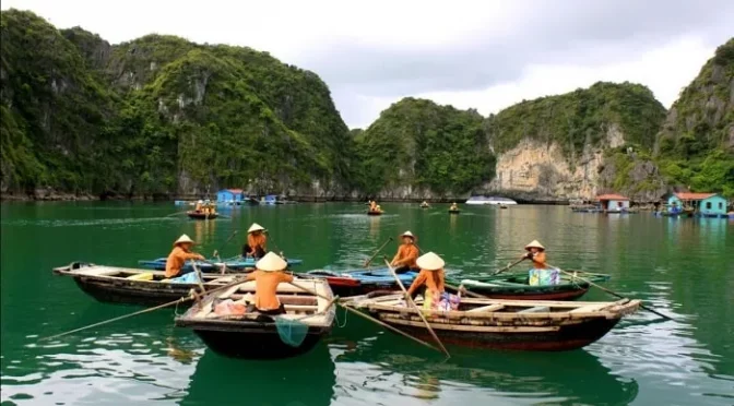 Paseo en barcas tradicionales por la bahía de Lan Ha en Vietnam, entre formaciones kársticas y aldeas flotantes auténticas