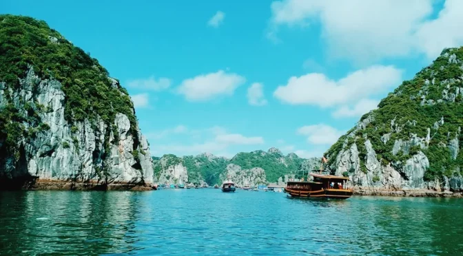 Cruceros navegando entre islas en la Bahía de Lan Ha, Vietnam