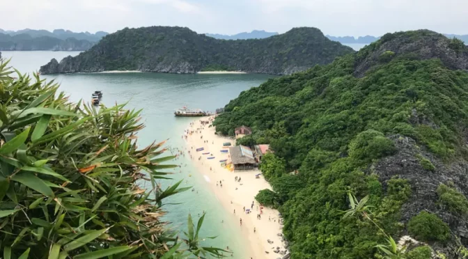 Vista aérea de una playa escondida en la Bahía de Lan Ha rodeada de vegetación