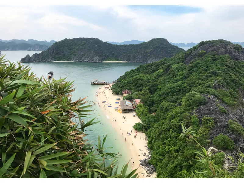 Playa virgen en la Bahía de Lan Ha con aguas cristalinas y vegetación tropical