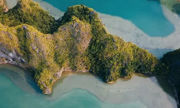 Vista aérea de la Bahía de Lan Ha con canales entre montañas e islas
