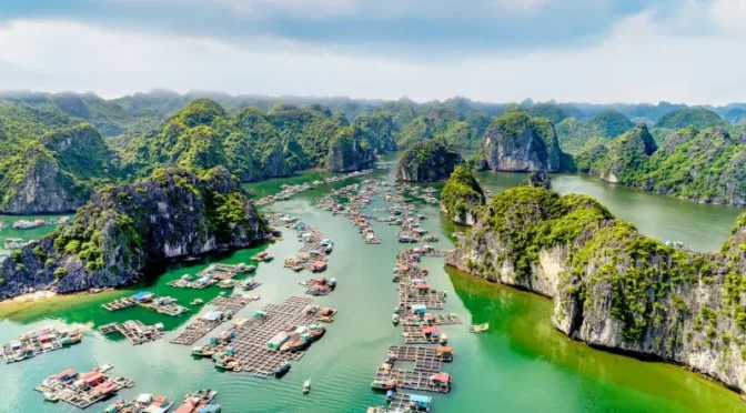 Aldea flotante entre islotes verdes en la Bahía de Lan Ha, Vietnam