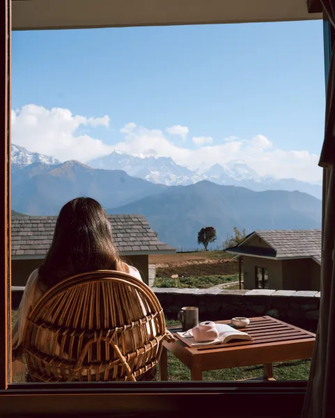 Turista contemplando las montañas del Himalaya desde lodge en Pokhara, Nepal.