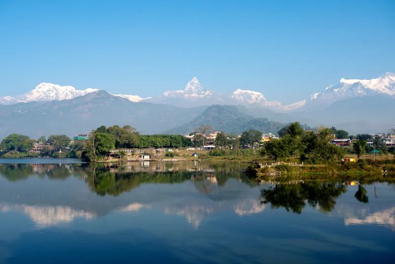 Reflejo de la cordillera Annapurna en el lago Phewa, Pokhara, Nepal.