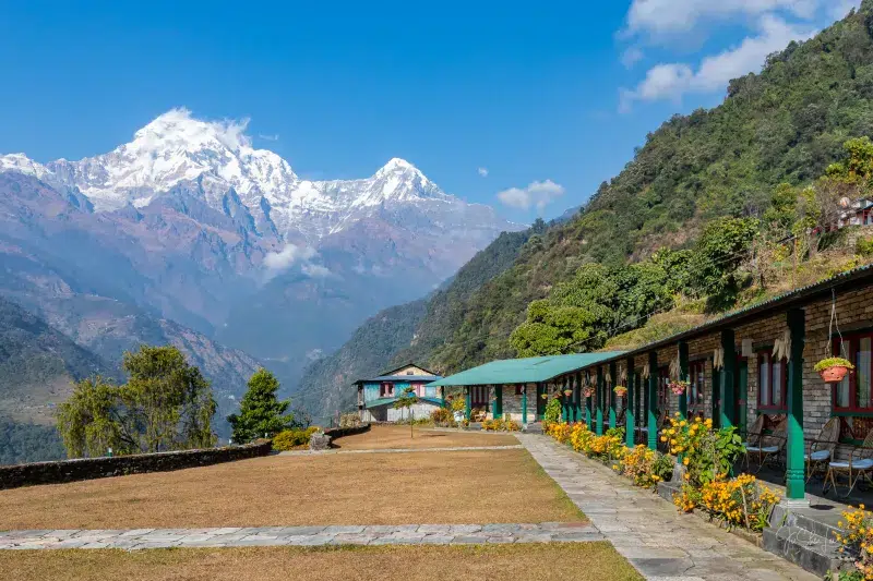 Lodge con jardines y vistas al Himalaya en la región del Annapurna, Nepal.