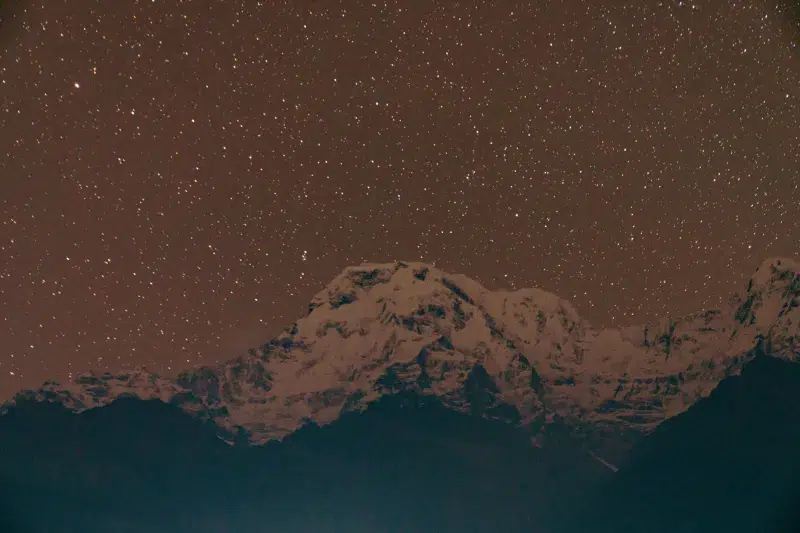 Cielo estrellado sobre las montañas del Annapurna en un viaje a medida a Nepal.