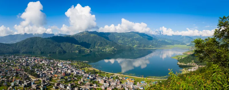 Vista panorámica del valle de Pokhara con el lago Phewa y montañas del Himalaya.