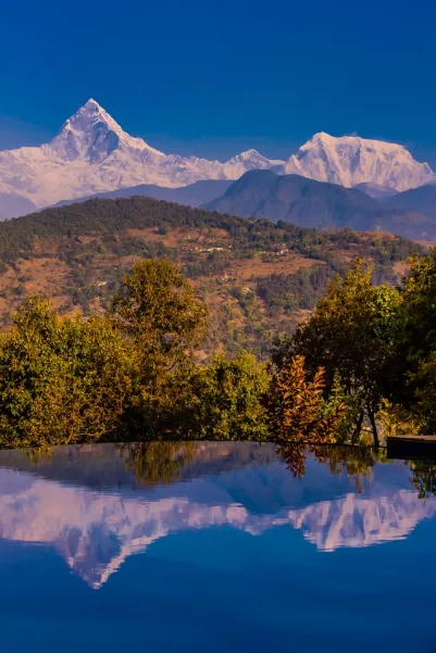 Reflejo del Machapuchare y el Annapurna en piscina durante un viaje a Nepal.