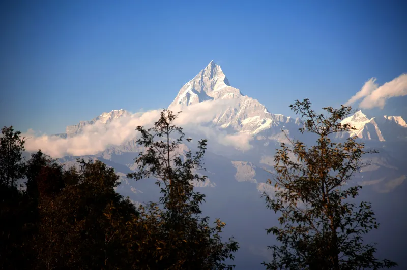 Vista del pico Machapuchare rodeado de nubes en la cordillera del Himalaya.