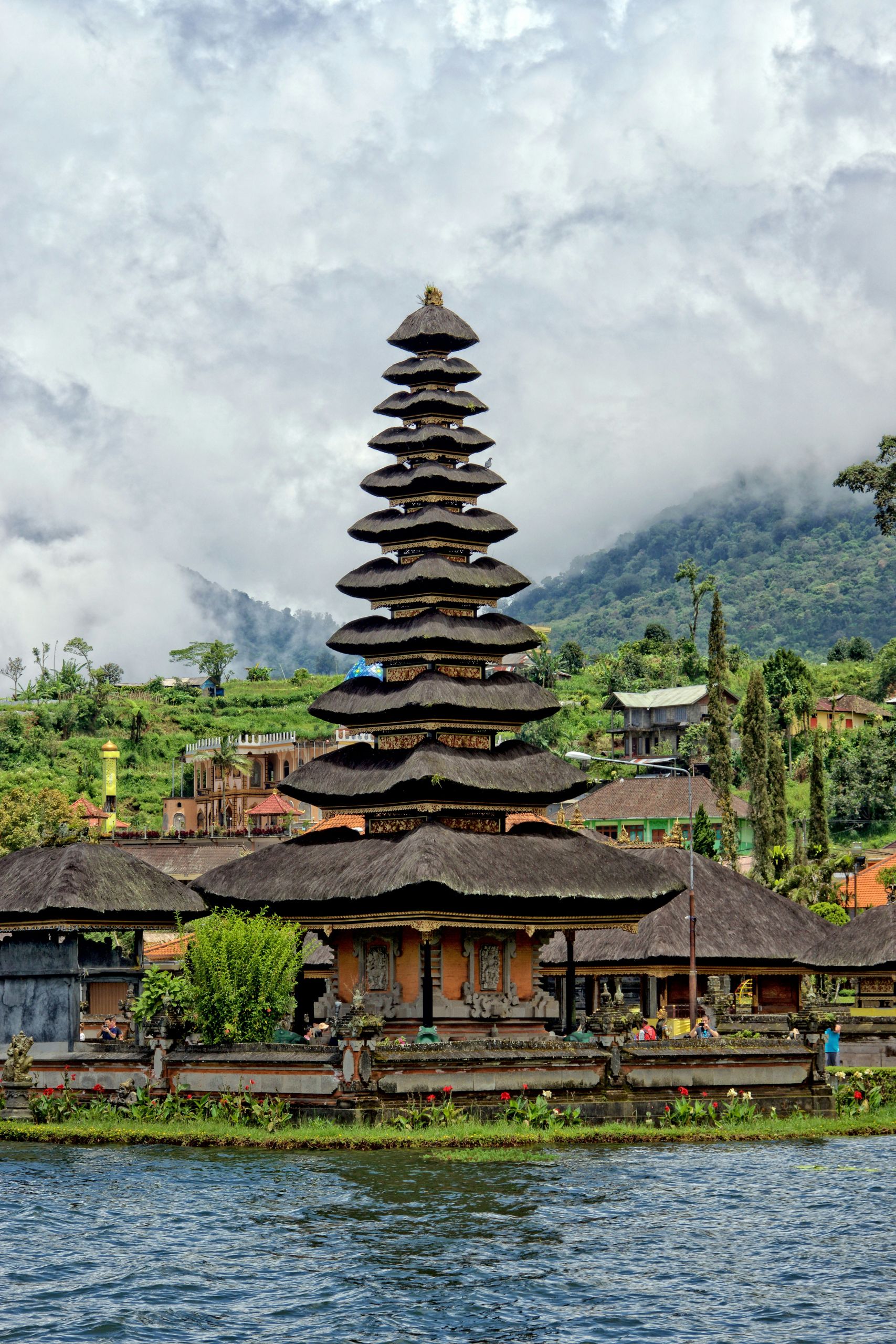 Java:Viaje a Indonesia — templo balinés tradicional junto a un lago y montañas