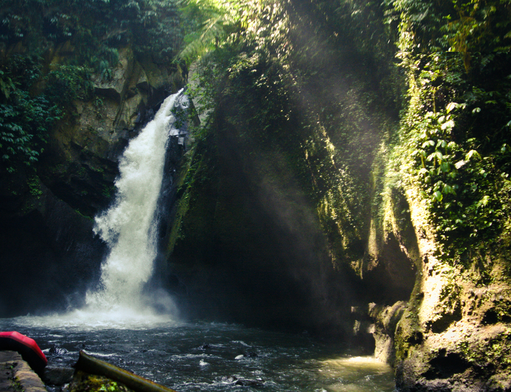 Viaje a Indonesia — cascada en selva tropical con poza natural