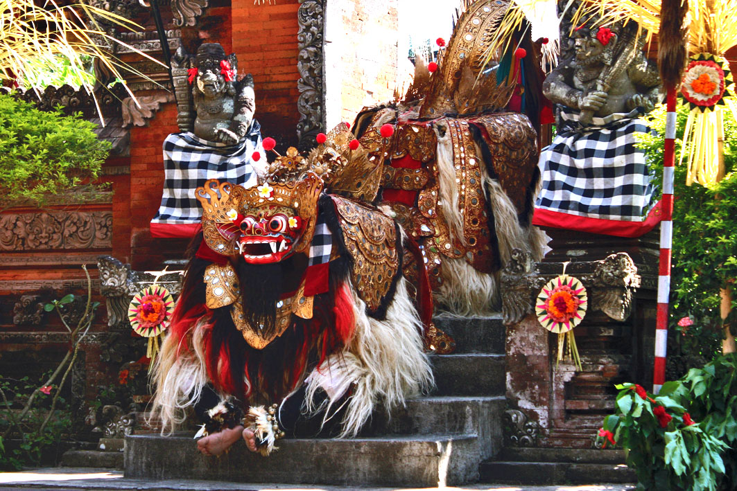 danza Barong con máscara y traje ceremonial balinés
