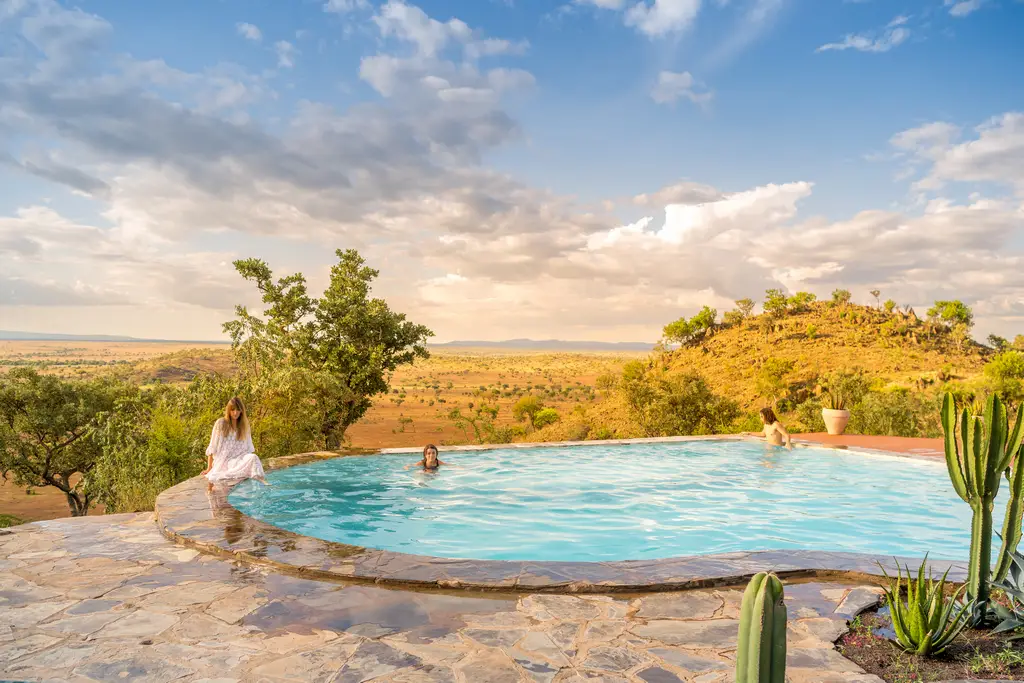 Playa de arena blanca y dhow en Zanzíbar