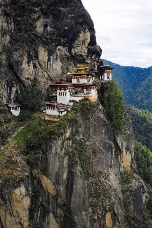 Monasterio Taktsang o Tiger’s Nest en Bután colgado sobre un acantilado del Himalaya