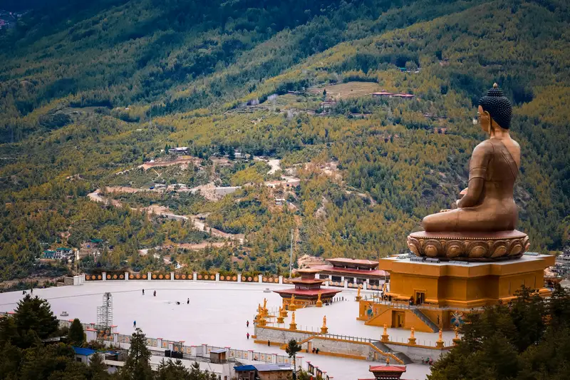 Gran estatua de Buda Dordenma en Thimphu con vistas al valle de Bután