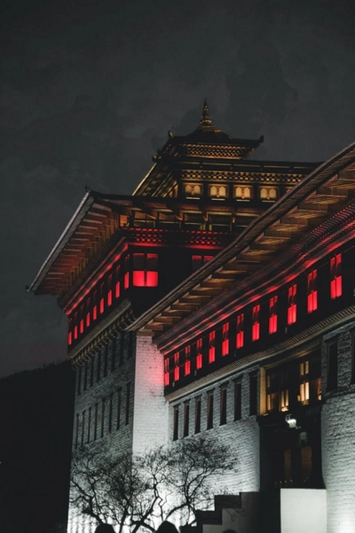 Dzong tradicional iluminado de noche en Bután