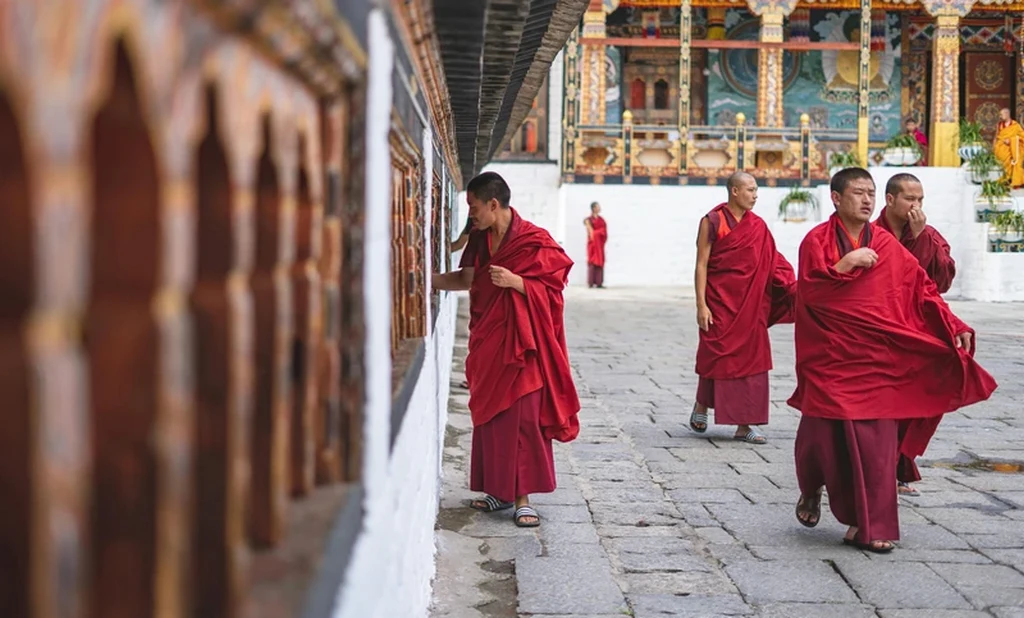 Monjes budistas en un monasterio tradicional durante un viaje a Bután