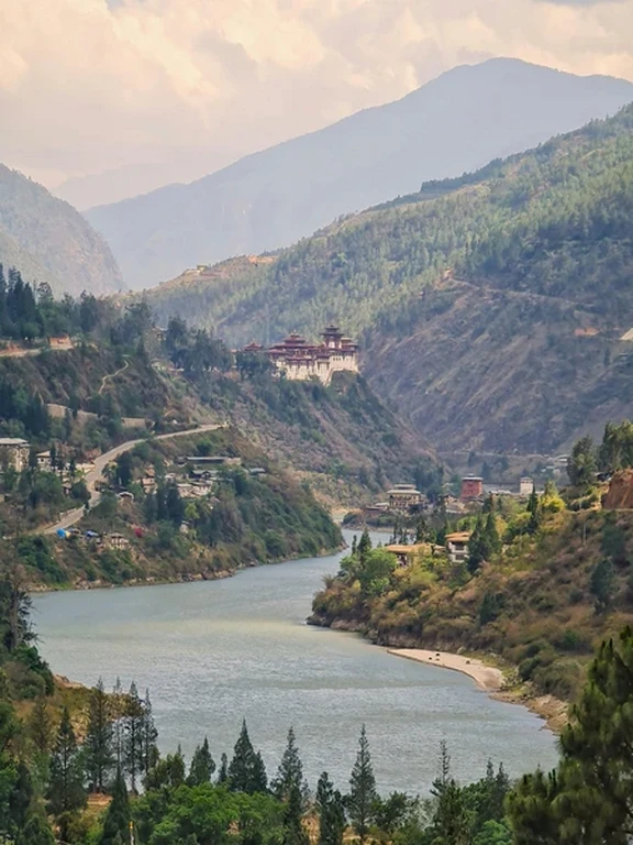 Punakha Dzong en Bután junto al río y montañas del Himalaya