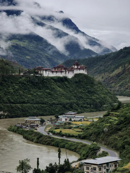 Punakha Dzong en Bután rodeado de montañas y ríos