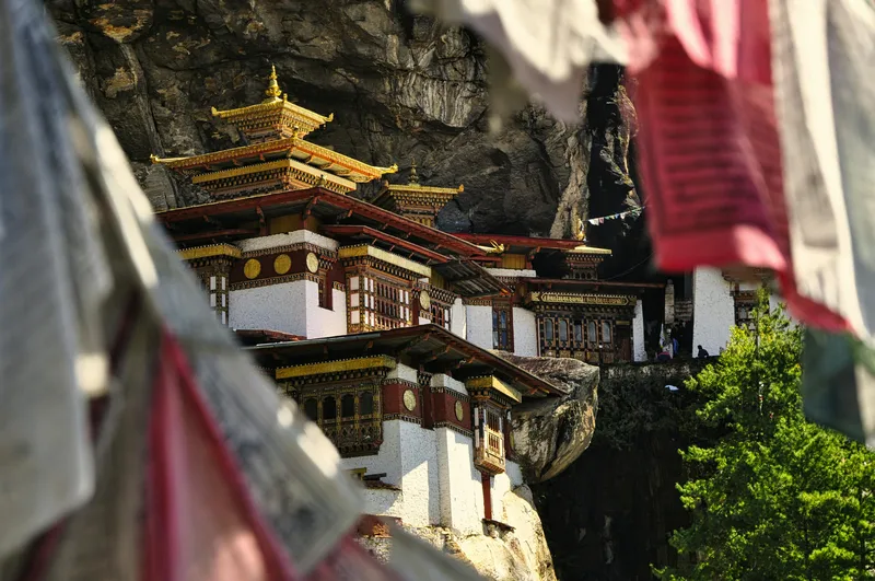Vista del monasterio Taktsang en Bután con banderas de oración en el Himalaya
