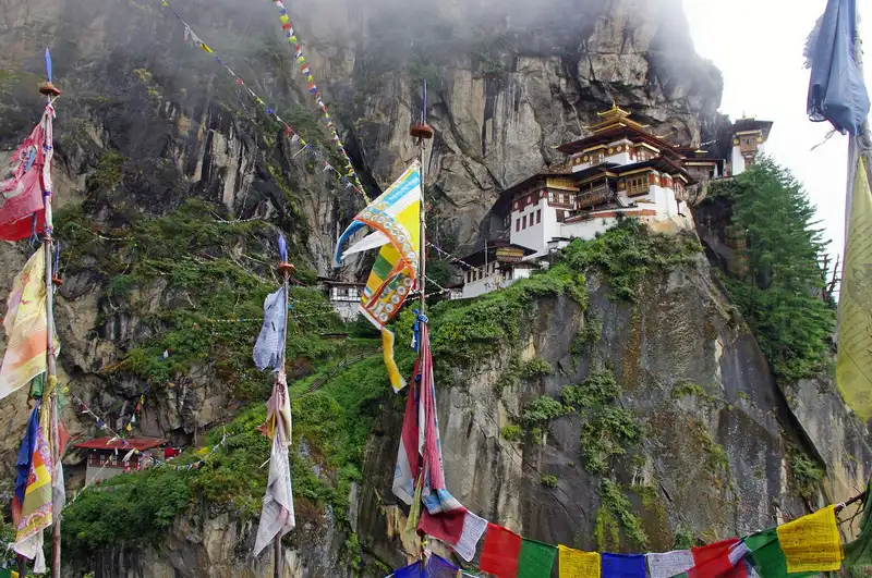 Monasterio Taktsang en Bután con banderas de oración budistas
