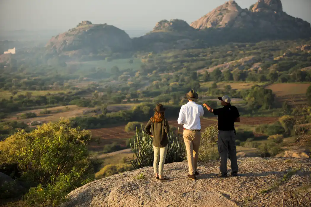 Viajeros descubriendo paisajes naturales durante un viaje a medida por India