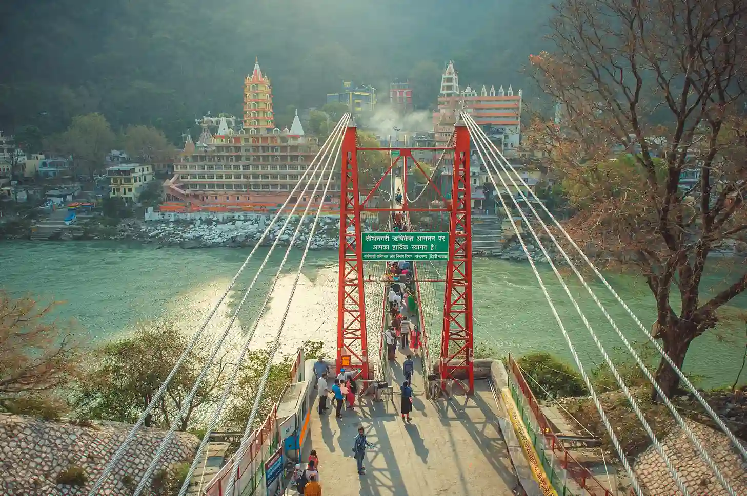 Puente de Rishikesh junto al Ganges durante un viaje organizado a India