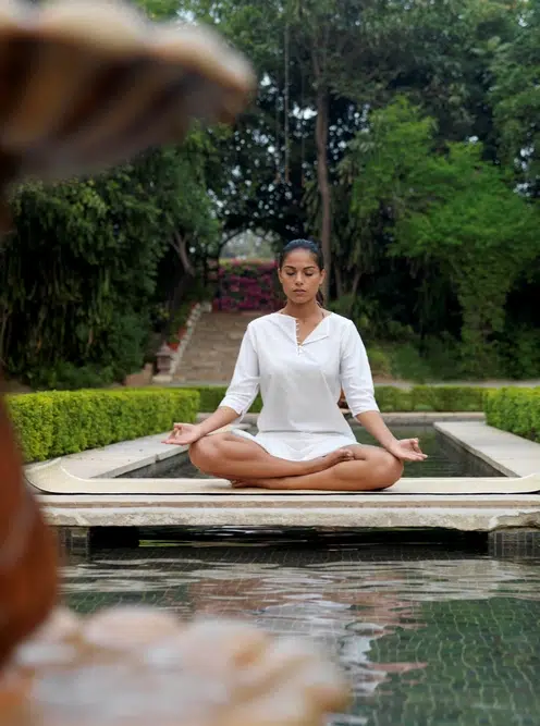 Sesión de yoga y meditación con el Taj Mahal al fondo en India