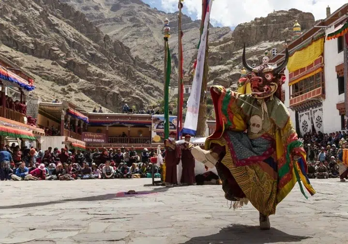 Danza tradicional en un monasterio de Ladakh durante un viaje por el Himalaya indio