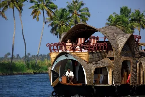 Houseboat tradicional navegando por los backwaters de Kerala en el sur de India