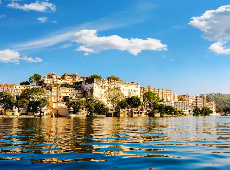 City Palace de Udaipur junto al lago durante un viaje cultural por India