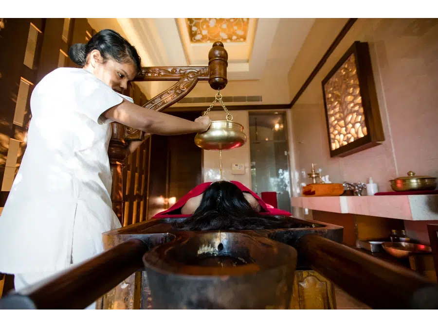 Tratamiento de spa ayurvédico en Ananda en el Himalaya
