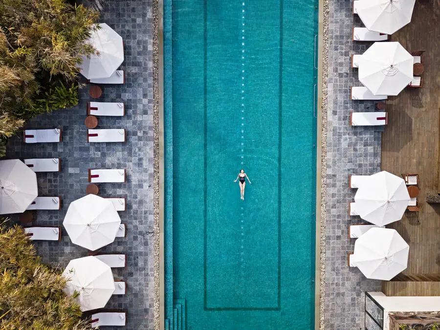 Piscina e instalaciones de hidroterapia en Ananda en el Himalaya