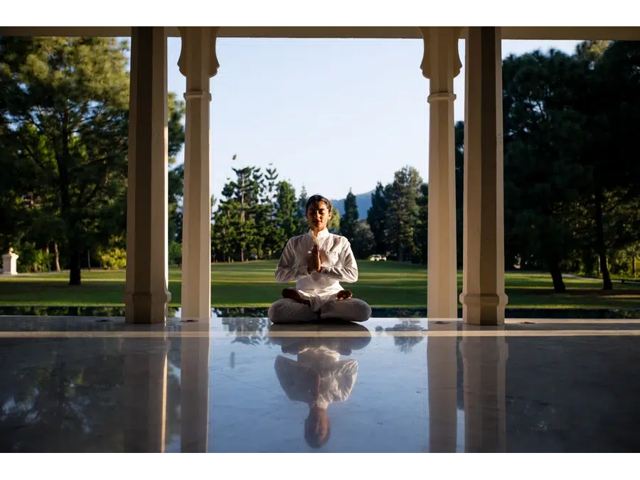 Meditación durante un viaje de bienestar y lujo en India